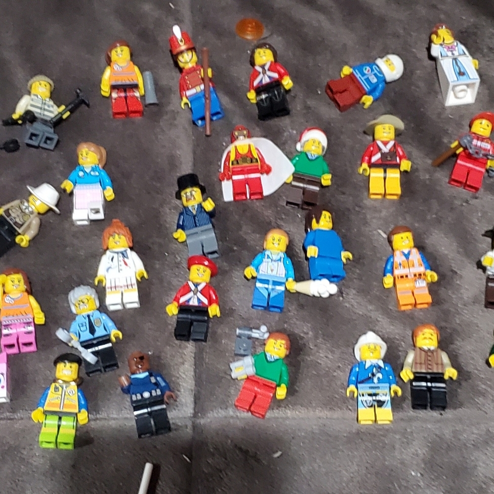 Lot of minifigures of lego city lot 30